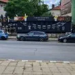 Дупничанка се разсърди за неправилно паркирали автомобили. Има ли нередност? СНИМКА