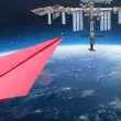 Какво ще стане, ако хвърлим хартиен самолет от МКС