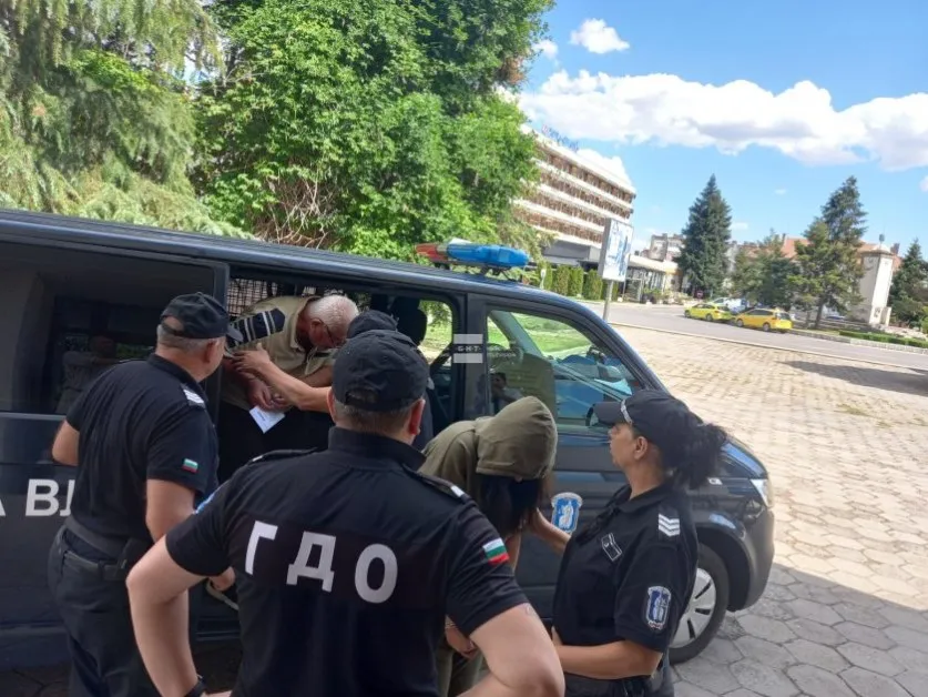 Двамата, задържани за цигарената фабрика край Момково - на свобода срещу гаранция