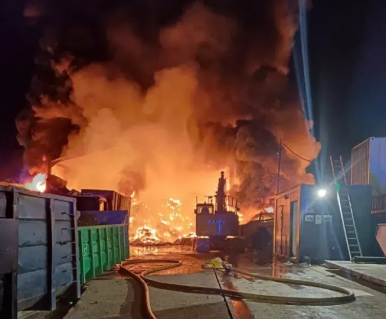 Голям пожар изпепели индустриална зона в Лондон