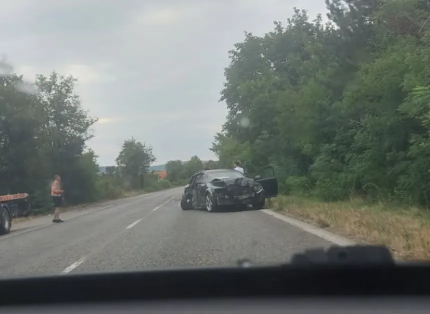 Кола катастрофира във Великотърновско СНИМКА