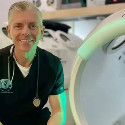 43 годишният д р Уолтър Фокскрофт беше открит овъглен в хипербарна кислородна