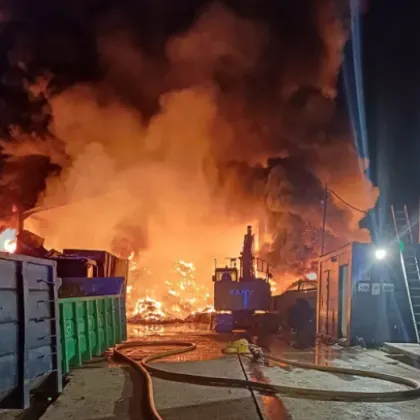 Огнен ад обхвана индустриален район в Лондон след като през