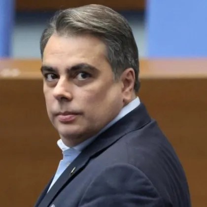 Председателят на ПП Асен Василев се закани в понеделник да