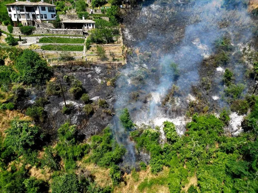 Пожарът край Косово е овладян, цяла нощ ще има дежурни екипи СНИМКИ