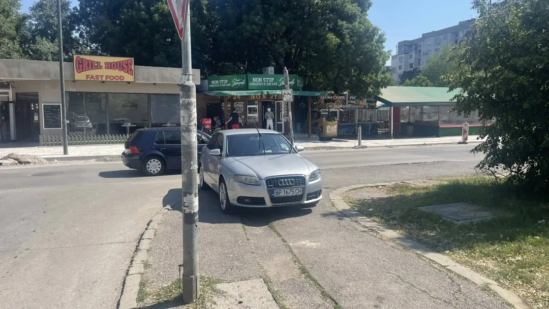 Епа Младост си е като у Враца! Паркираш където си поискаш СНИМКИ