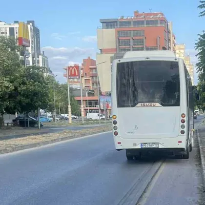 Автобус от градския транспорт в Пловдив редовно паркира върху велоалея, твърди гражданин