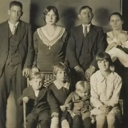 Семейната снимка на фамилията Лоусън е направена малко преди едно