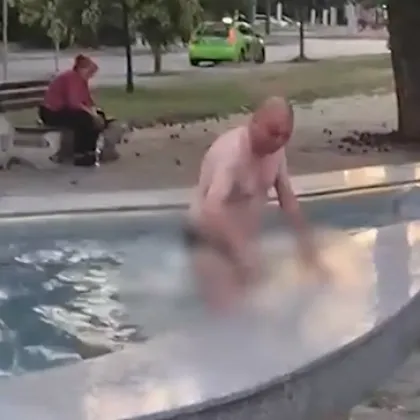 Пияни мъже се къпаха във фонтан в Русе