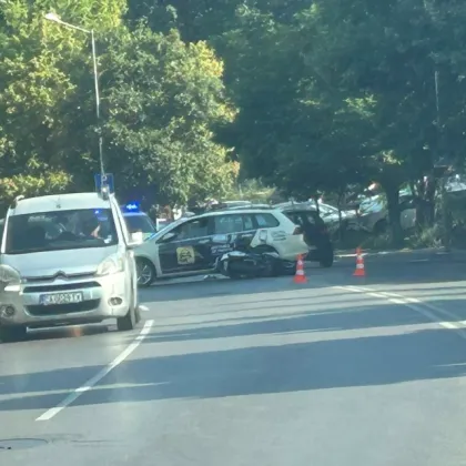 Такси и моторист катастрофираха в София За това сигнализира очевидка