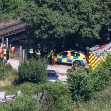 Един човек е загинал след като влак удари ван на