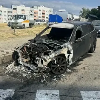 Запалиха две коли на мъж от Благоевград, оставиха му зловеща бележка