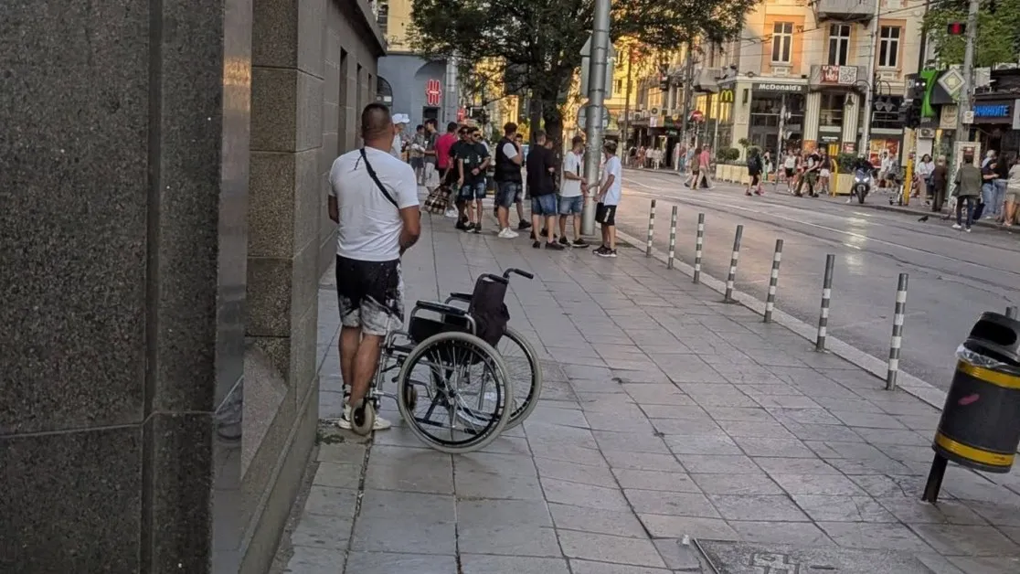 Софиянци: "Инвалид" мами хора в София, кара колело в свободното си време СНИМКА