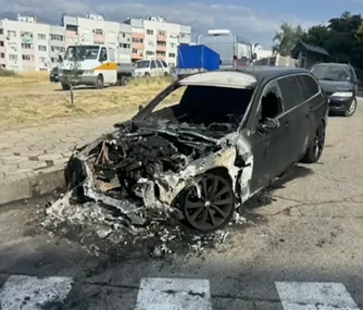 Запалиха две коли на мъж от Благоевград, оставиха му зловеща бележка