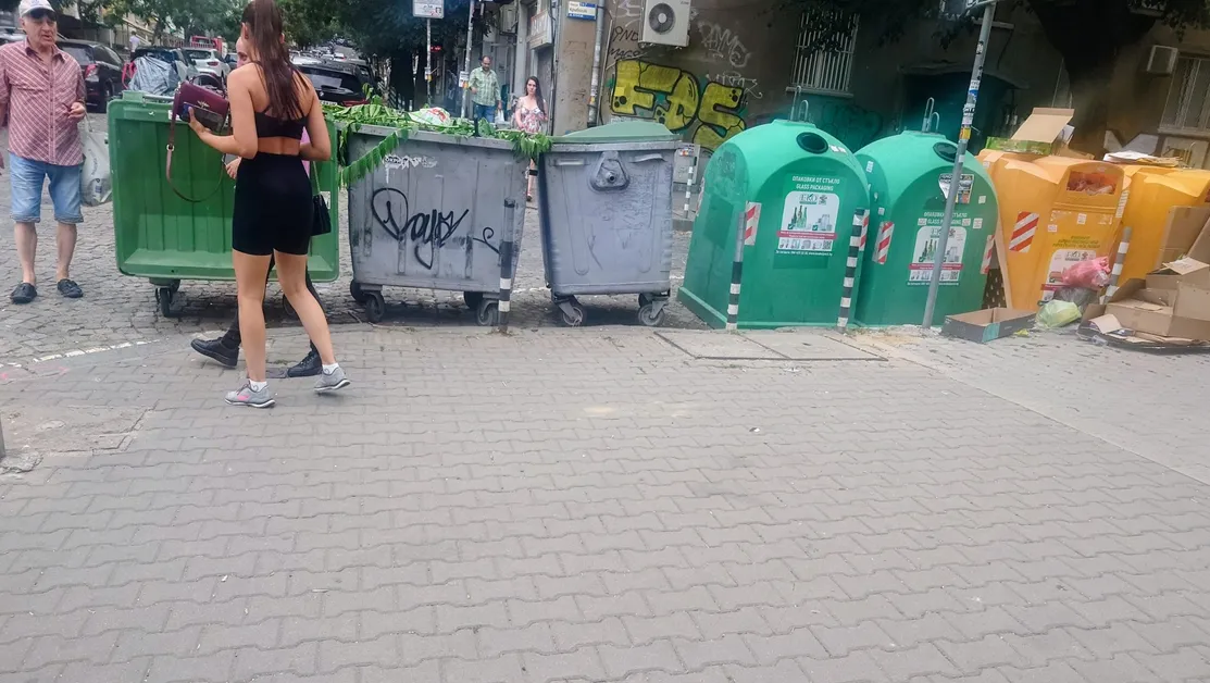 Кръстовище в София се превърна в капан за пешеходци... заради кофи за боклук