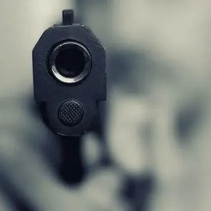 Маскиран с пистолет нападна 20 годишен мъж в Русе съобщиха от