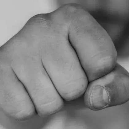 Баща и син нападнаха мъж и жена в кола в