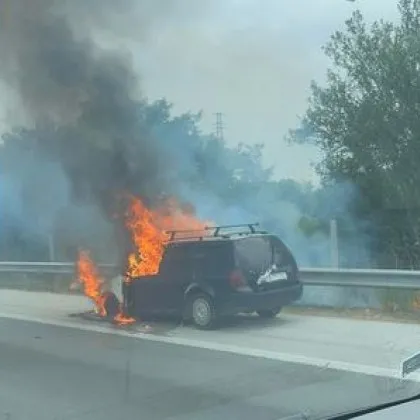 Кола пламна на автомагистрала Хемус при 70 ия километър в посока