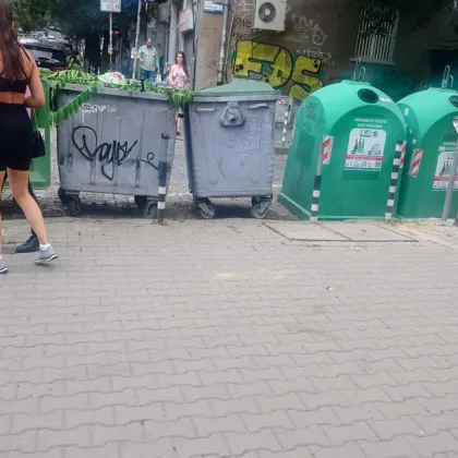 Кръстовище в София се превърна в капан за пешеходци... заради кофи за боклук
