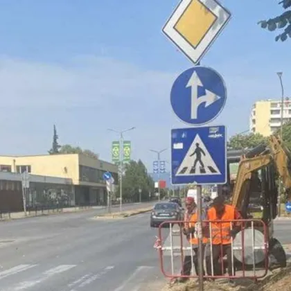 Община Карлово започна изграждането на светофарна уредба на едно от