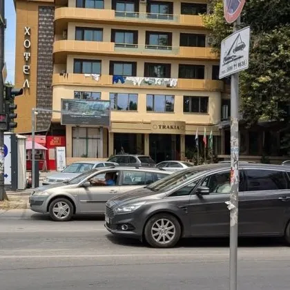 Европа Там фасадите на хотелите блестят а балконите са за