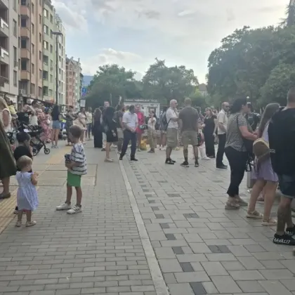 Пред Майчин дом в София се проведоха две демонстации