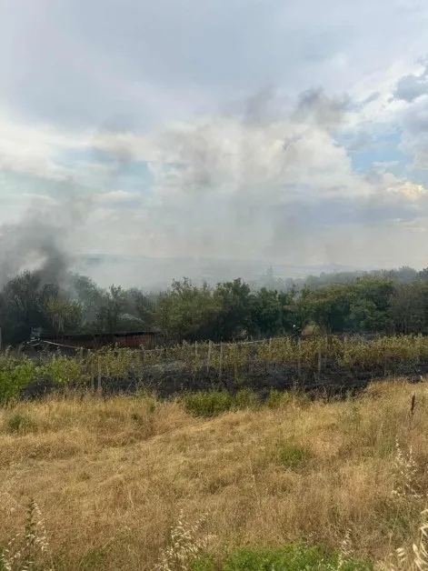 Пожар избухна край Харманли, изгоря вила СНИМКИ