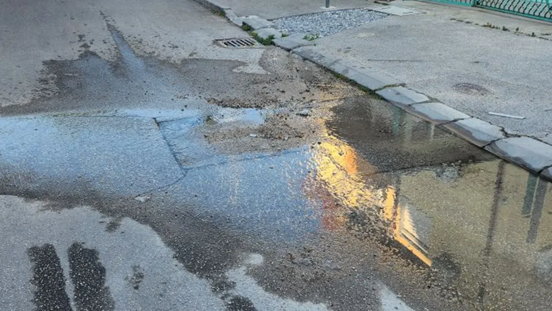 Разхищение на вода в Перник: Жителка алармира за бездействие от страна на ВиК