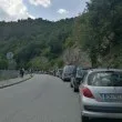 Арогантен шофьор с десен волан едва не погуби моторист – избяга като страхливец!