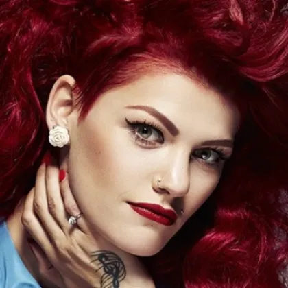 Певицата Жана Бергендорф и 43 годишен мъж са задържани за 24