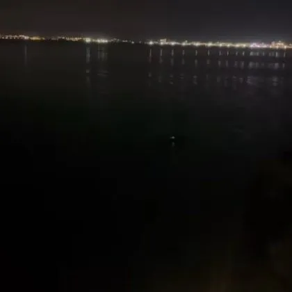 Романтично е морето Вълните шумолят тихо в нощта чайките спят