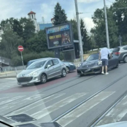 "Новите трамваи много чупливи": Порше участва в катастрофа в София СНИМКА