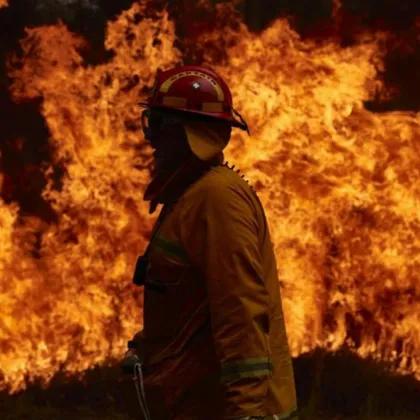 Четири пожарни екипа се борят с пожар в село Средище