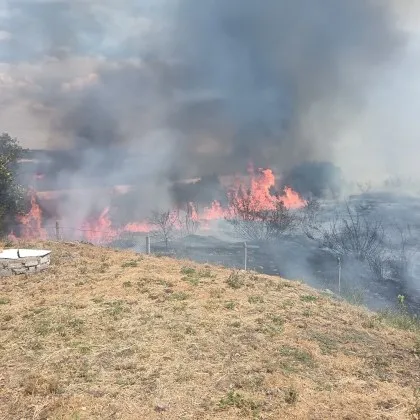 Пламъци и гъст дим се извисяват край нефтобазата във Ветрен