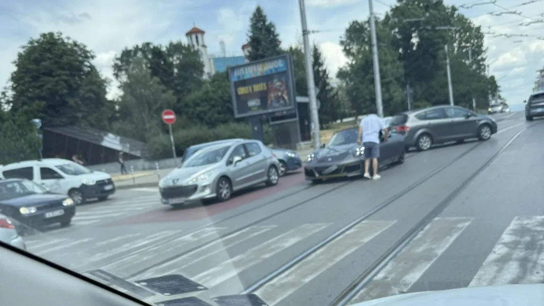 "Новите трамваи много чупливи": Порше участва в катастрофа в София СНИМКА