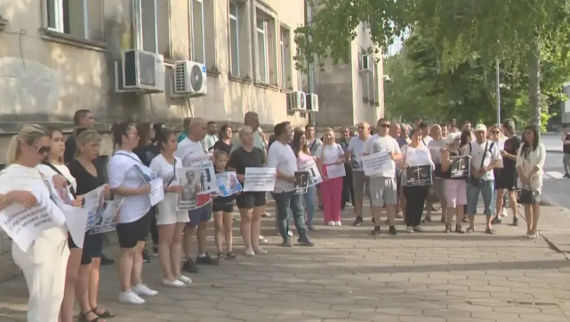 Протест в Разград срещу по-леката мярка на шофьора, блъснал и убил трима души