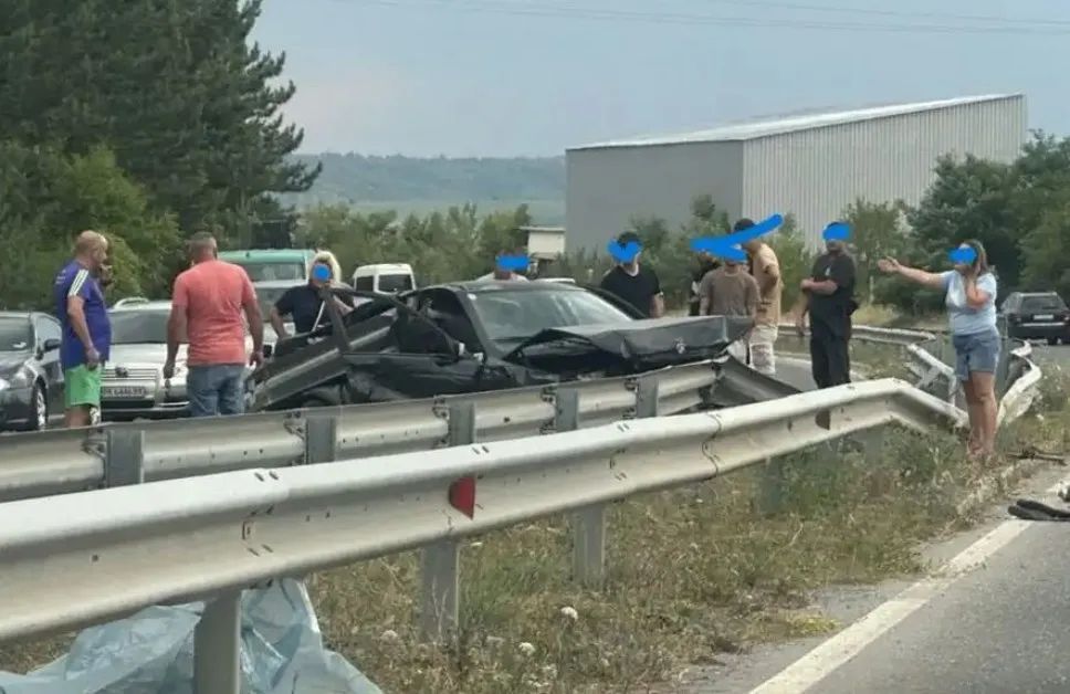 БМВ се вряза в мантинела, загинаха момче и момиче СНИМКИ