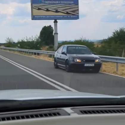 Два автомобила са заснети да се движат в насрещното по