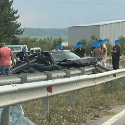 БМВ се вряза в мантинела, загинаха двама СНИМКИ