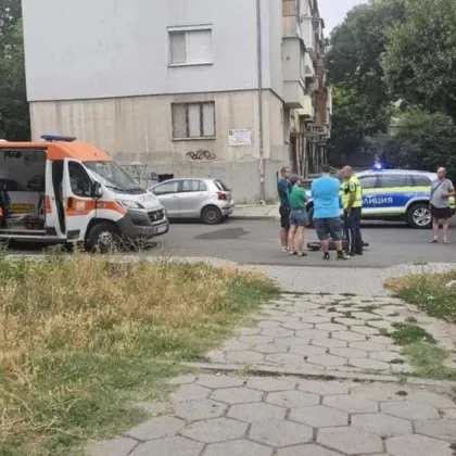 Шофьор на Мерцедес блъсна двама тийнейджъра на тротинетка в Кършияка