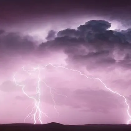 За опасни бури и градушки през следващите часове предупреждават синоптиците Само