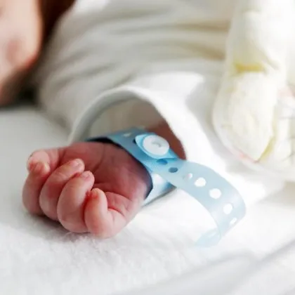 Шестгодишно момче случайно изпусна новородено момиченце на пода в болницата Жан