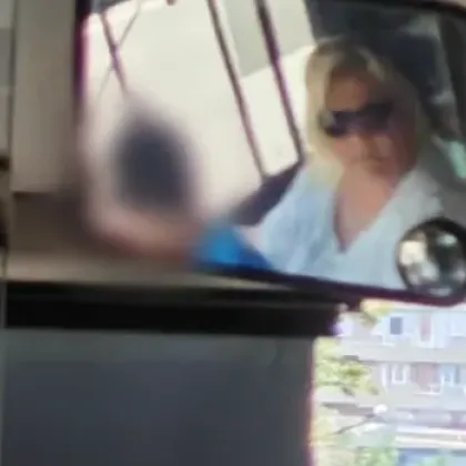 С дете в скута зад волана на тролея Действието се