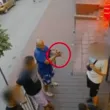 Какво е състоянието на момчето, ударено с камък в лицето
