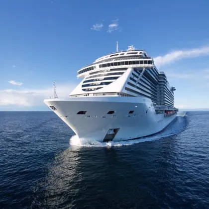 Повече от 130 пътници и 11 членове на екипажа на