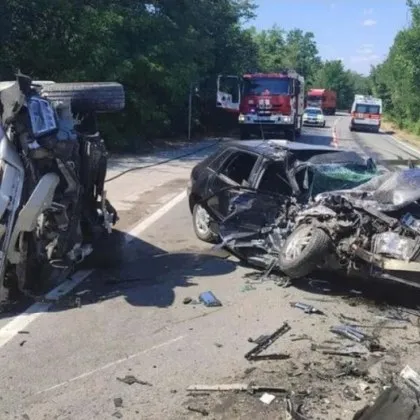 Двама мъже и две момичета на 14 и 15 г