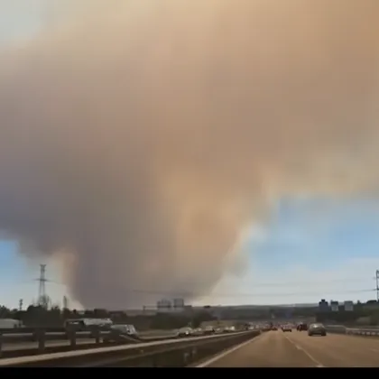 Голям пожар избухна в град Ментрида провинция Толедо Горският пожар