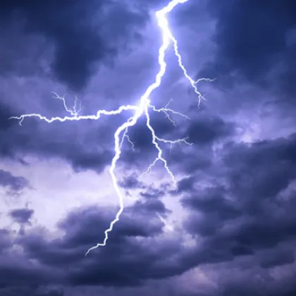 Мълния подпали постройки в Лозница съобщиха от полицията Сигналът за пожара на