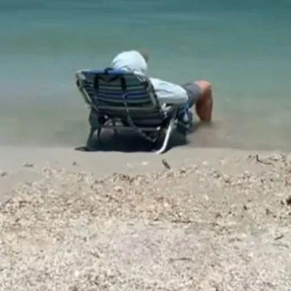 Мъж заспа на плаж близо до брега и се озова във вода до шията ВИДЕО
