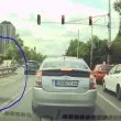 Инстинкт за самосъхранение? Трима с тротинетка газят закона ВИДЕО